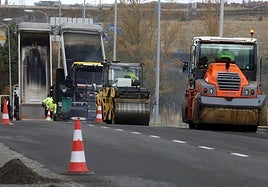 Trabajos de asfaltado en el polígono de Hontoria este lunes.