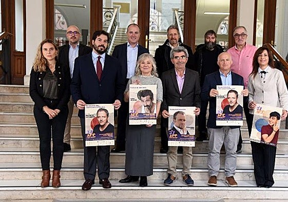 Organizadores y patrocinadores posan con los carteles en al Diputación, tras la presentación del festival.
