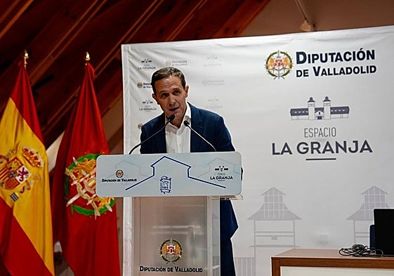 El presidente de la Diputación de Valladolid, Conrado Íscar, este lunes durante un encuentro con familais de personas con discapacidad de la red.