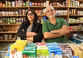 María y Fernando, en su tienda de la calle Tomasa de la Iglesia.