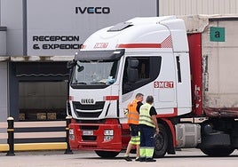 Un camión y dos trabajadores en las instalaciones de Iveco en Valladolid.
