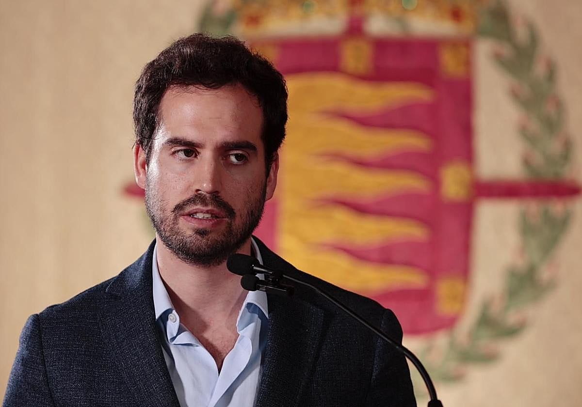 El concejal de Servicios Sociales, Rodrigo Nieto, este lunes en rueda de prensa.