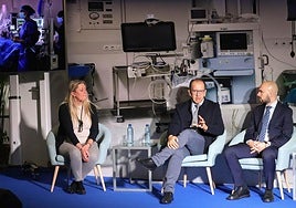 Mesa redonda sobre la cirugía robótica celebrada este lunes en el Hospital Río Carrión.