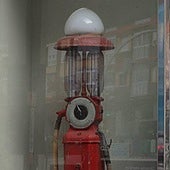 Antiguo surtidor de combustible ubicado en la gasolinera de la calle Puente Colgante de Valladolid.