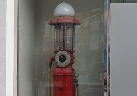 Antiguo surtidor de combustible ubicado en la gasolinera de la calle Puente Colgante de Valladolid.