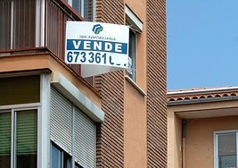 Imagen de archivo de un cartel que anuncia la venta de un piso en Valladolid.
