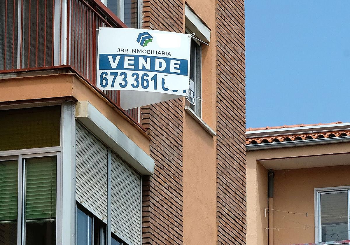 Imagen de archivo de un cartel que anuncia la venta de un piso en Valladolid.