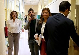 Esther Núñez (Vox), Guillermo San Juan (Segovia en Marcha) y Clara Martín (PSOE) se cruzan con el portavoz del gobierno municipal, José Luis Horcajo, en los pasillos del Ayuntamiento.