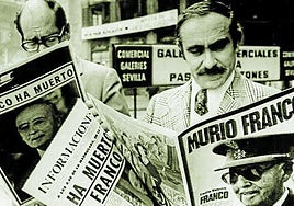 Dos personas leen periódicos que anuncian la muerte de Franco el 20 de noviembre de 1975
