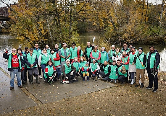 Los integrantes de AMA El Pisuerga, durante una de las acciones de limpieza de las riberas del río.