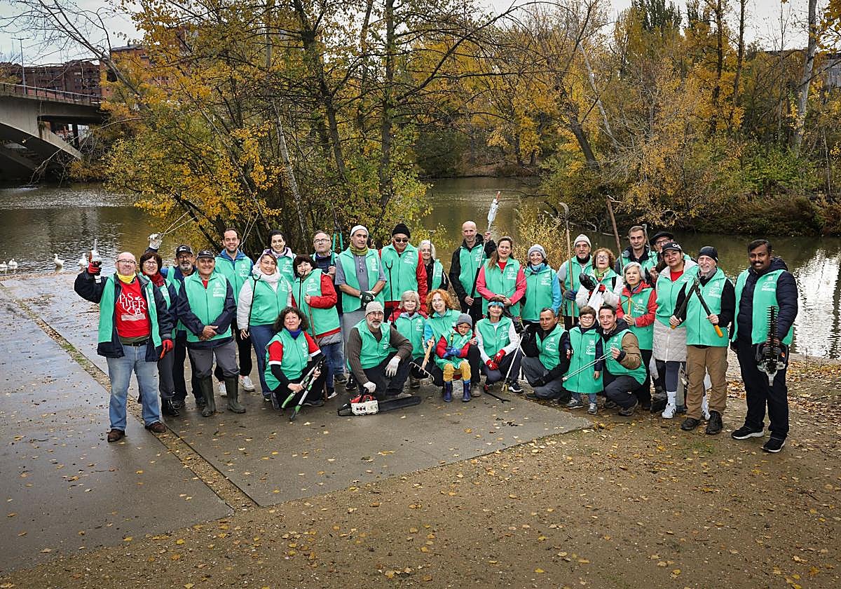 Los integrantes de AMA El Pisuerga, durante una de las acciones de limpieza de las riberas del río.