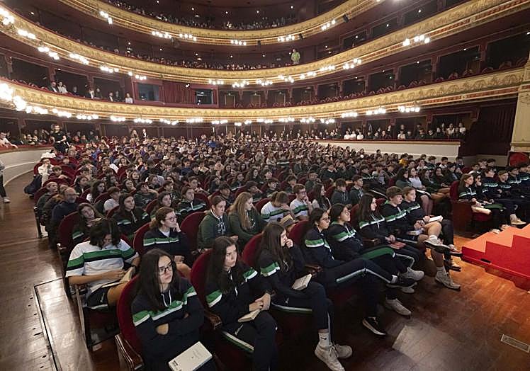 Alumnos de diversos centros llenaron el Teatro Calderón.