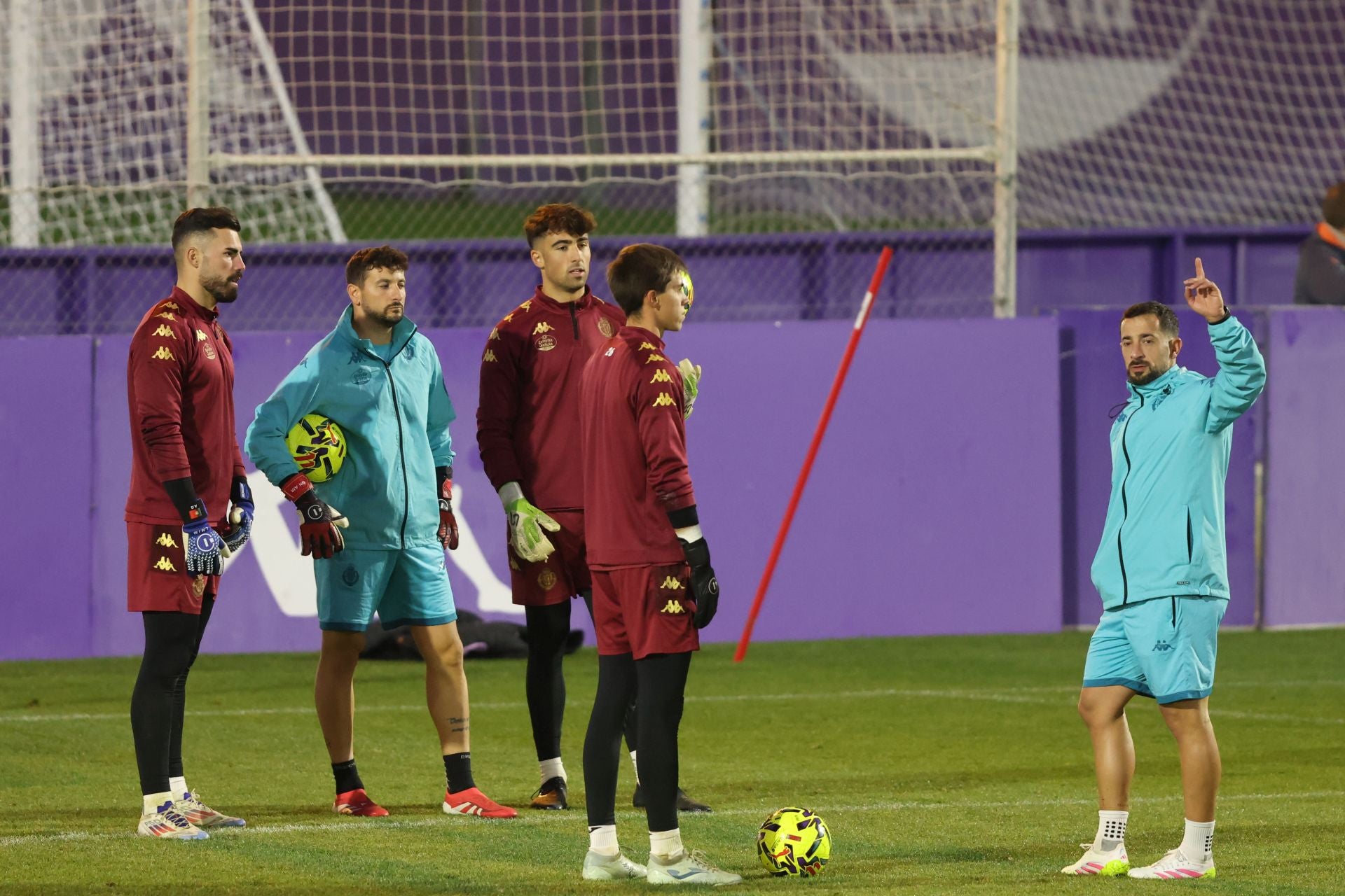 Las imágenes del entrenamiento del Real Valladolid con la ausencia de Almada