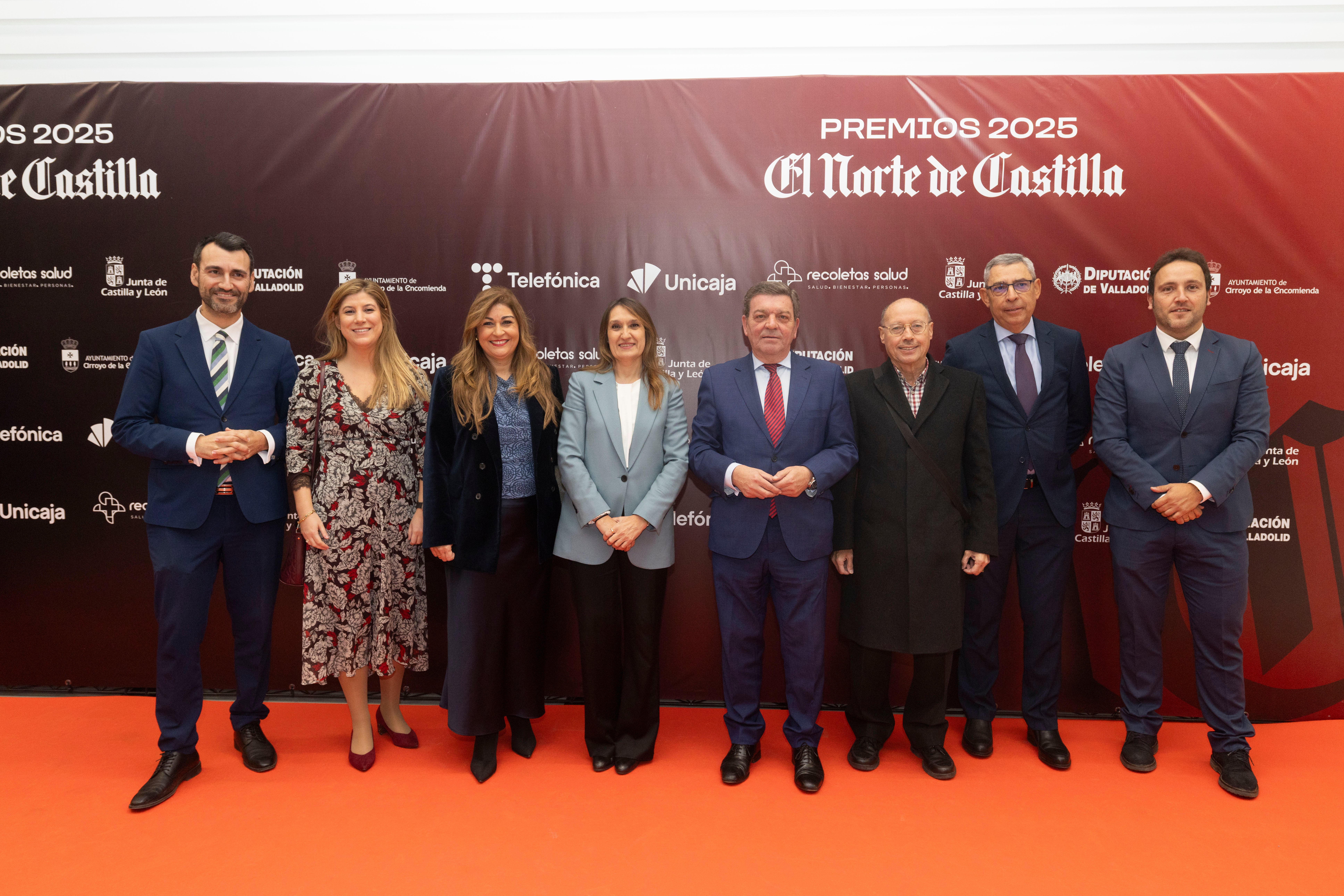 David Esteban, vicepresidente segundo de la Diputación de Valladolid y alcalde de Medina de Rioseco; Raquel Alonso, delegada territorial de la Junta de Castilla y León; Marta Sanz, portavoz del PP en el Ayuntamiento de Arroyo ; Rocío Lucas, consejera de Educación; Luis Miguel González, consejero de Presidencia; Alfredo Blanco, Jesús Hurtado y Rafael San José, director del CRA Campos de Castilla.
