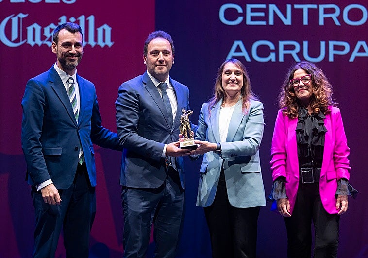 David Esteban, vicepresidente segundo de la Diputación de Valladolid y María José Gutiérrez, dircom Centro de Telefónica, entregaron el premio a Rafael San José, director del Centro Rural Agrupado Campos de Castilla y Rocío Lucas, consejera de Educación.