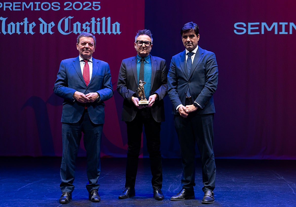 El consejero de Presidencia, Luis Miguel González Gago, y el director territorial de Unicaja en Castilla y León, Manuel Rubio, entregan el premio al director de la Seminci, José Luis Cienfuegos.