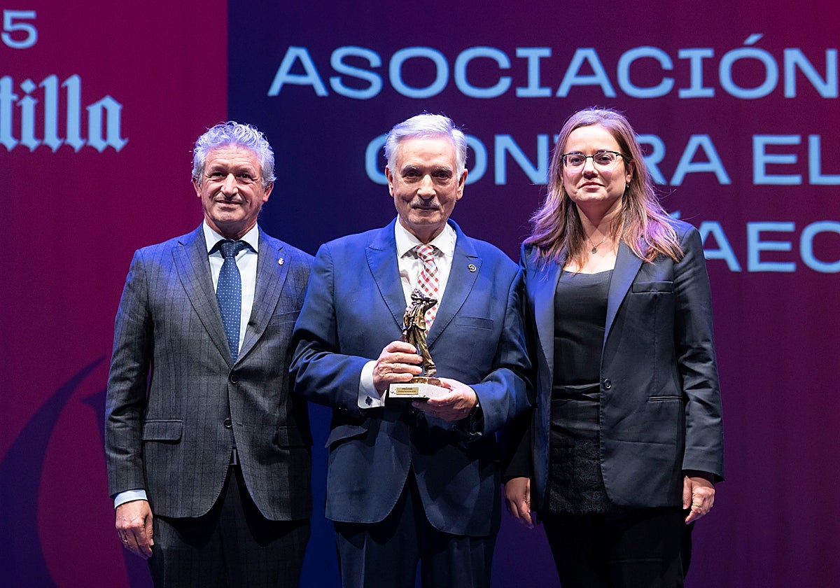 Sarbelio Fernández, alcalde de Arroyo de la Encomienda, y Belén Gallegos, directora gerente del Hospital Recoletas Salud Campo Grande, y Artemio Domínguez, presidente de la AECC.