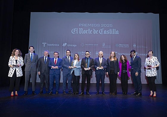 Foto de familia de premiados y patrocinadores: María Negro, de Valquiria Teatro, Goyo Ezama, director general de El Norte de Castilla, Sarbelio Fernández, alcalde de Arroyo de la Encomienda, Luis Miguel González Gago, consejero de Presidencia de la Junta de Castilla y León, Rafael San José, director del CRA Campos de Castilla, Rocío Lucas, consejera de Educación de la Junta de Castilla y León, José Luis Cienfuegos, director de Seminci, Artemio Domínguez, presidente de la AECC Valladolid, Belén Gallegos, directora gerente del Hospital Recoletas Campo Grande y de Clínicas VIDA España, María José Gutiérrez, responsable de comunicación de Telefónica, Manuel Rubio, director territorial de Unicaja en Castilla y León y Alba Frechilla de Valquiria Teatro.