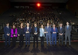 Foto de familia de premiados y patrocinadores: Manuel Rubio, director territorial de Unicaja en Castilla y León, María José Gutiérrez, responsable de comunicación de Telefónica, Belén Gallegos, directora gerente del Hospital Recoletas Campo Grande y de Clínicas VIDA España, Artemio Domínguez, presidente de la AECC Valladolid, José Luis Cienfuegos, director de Seminci, Rocío Lucas, consejera de Educación de la Junta de Castilla y León, Rafael San José, director del CRA Campos de Castilla, Luis Miguel González Gago, consejero de Presidencia de la Junta de Castilla y León, Sarbelio Fernández, alcalde de Arroyo de la Encomienda y Goyo Ezama, director general de El Norte de Castilla