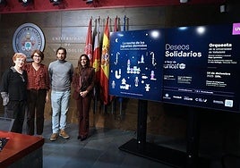 Ana Gallego, primera por la izquierda, e Íñigo Igualador, narradora y director del concierto.