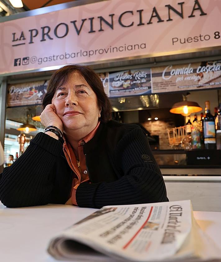 Imagen secundaria 2 - La escritora vallisoletana Esperanza Ortega en el quiosco de la Plaza de la Rinconada, la panadería El Fiel y el bar La Provinciana del Mercado del Val.