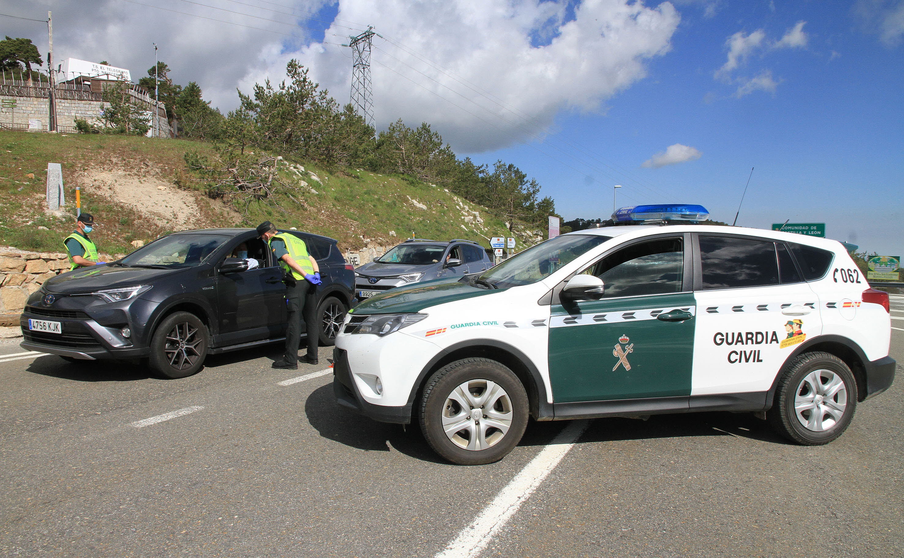 Guardia Civil, en el alto de Navacerrada.