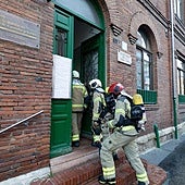 Los Bomberos de Valladolid entran en el colegio Macías Picavea ante la emergencia.