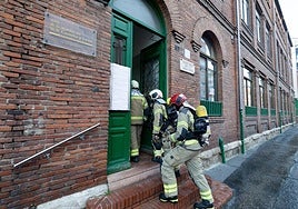 Los Bomberos de Valladolid entran en el colegio Macías Picavea ante la emergencia.