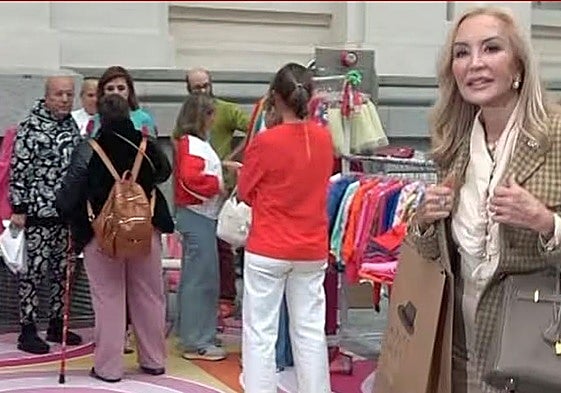 Carmen Lomana y, al fondo, Agatha Ruiz de la Prada en el Rastrillo Nuevo Futuro.