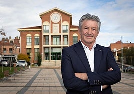 Sarbelio Fernández ante la casa consistorial de Arroyo de la Encomienda