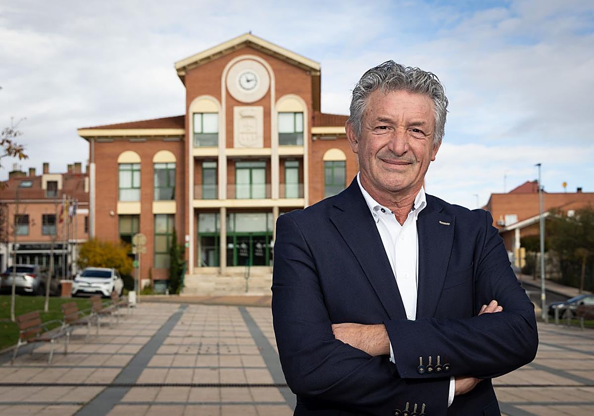 Sarbelio Fernández ante la casa consistorial de Arroyo de la Encomienda