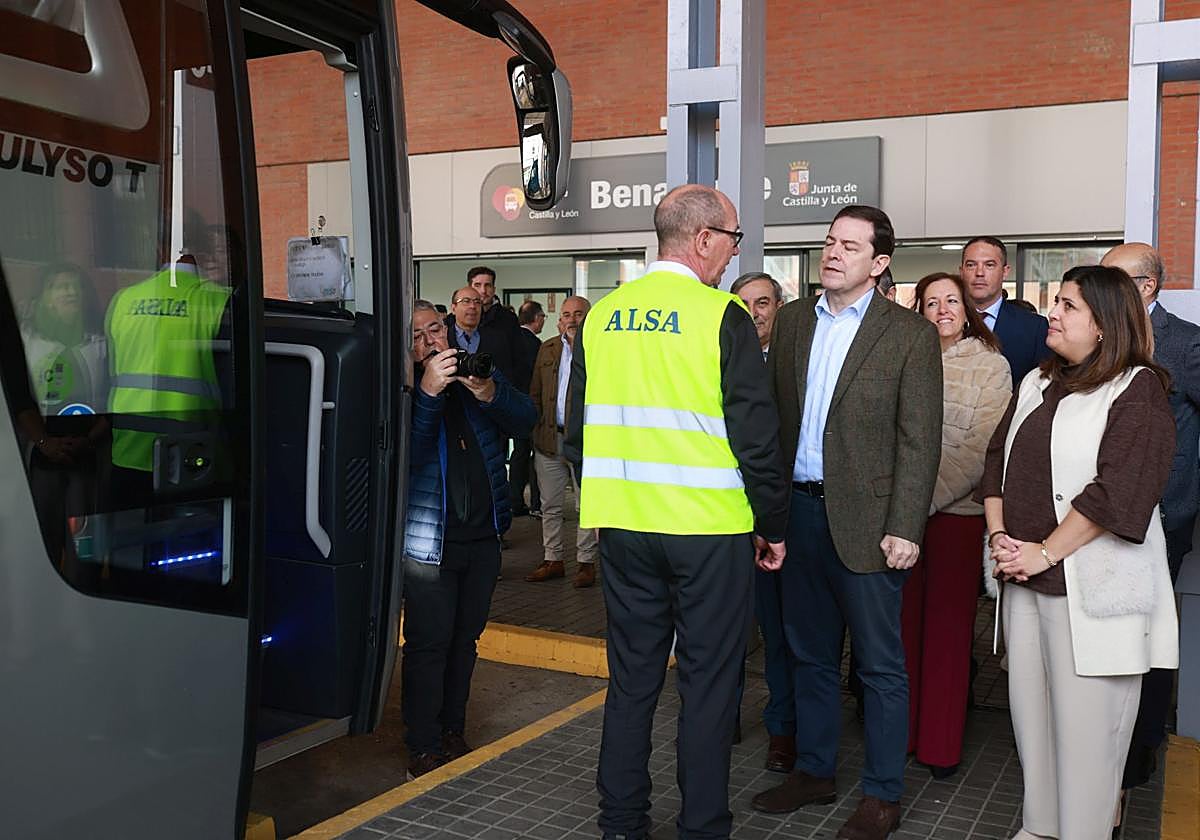 El presidente de la Junta de Castilla y León, Alfonso Fernández Mañueco, ha visitado este martes la nueva estación de autobuses de Benavente.