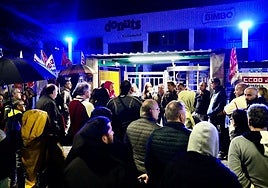 Asamblea nocturna de trabajadores de Bimbo en octubre de 2024, tras anunciarse el ERE en la fábrica de Valladolid.