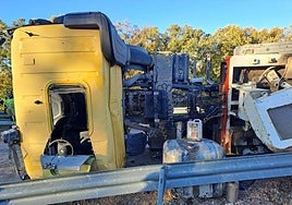 Camión volcado este martes por la mañana en Maderuelo.