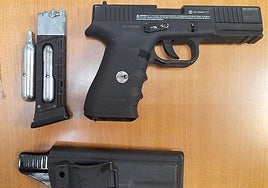 La pistola de aire comprimido intervenida a los detenidos.