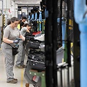 Trabajadoras de Renault en la factoría de Carrocerías de Valladolid.