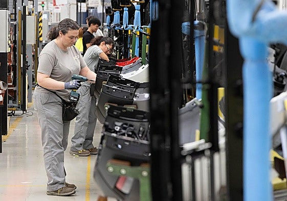 Trabajadoras de Renault en la factoría de Carrocerías de Valladolid.