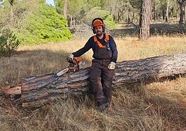 Rodolfo Padrones durante su jornada de limpieza de pinares.