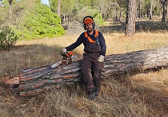 Rodolfo Padrones durante su jornada de limpieza de pinares.