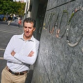 David Lázaro, en la puerta de los juzgados de la calle Angustias.