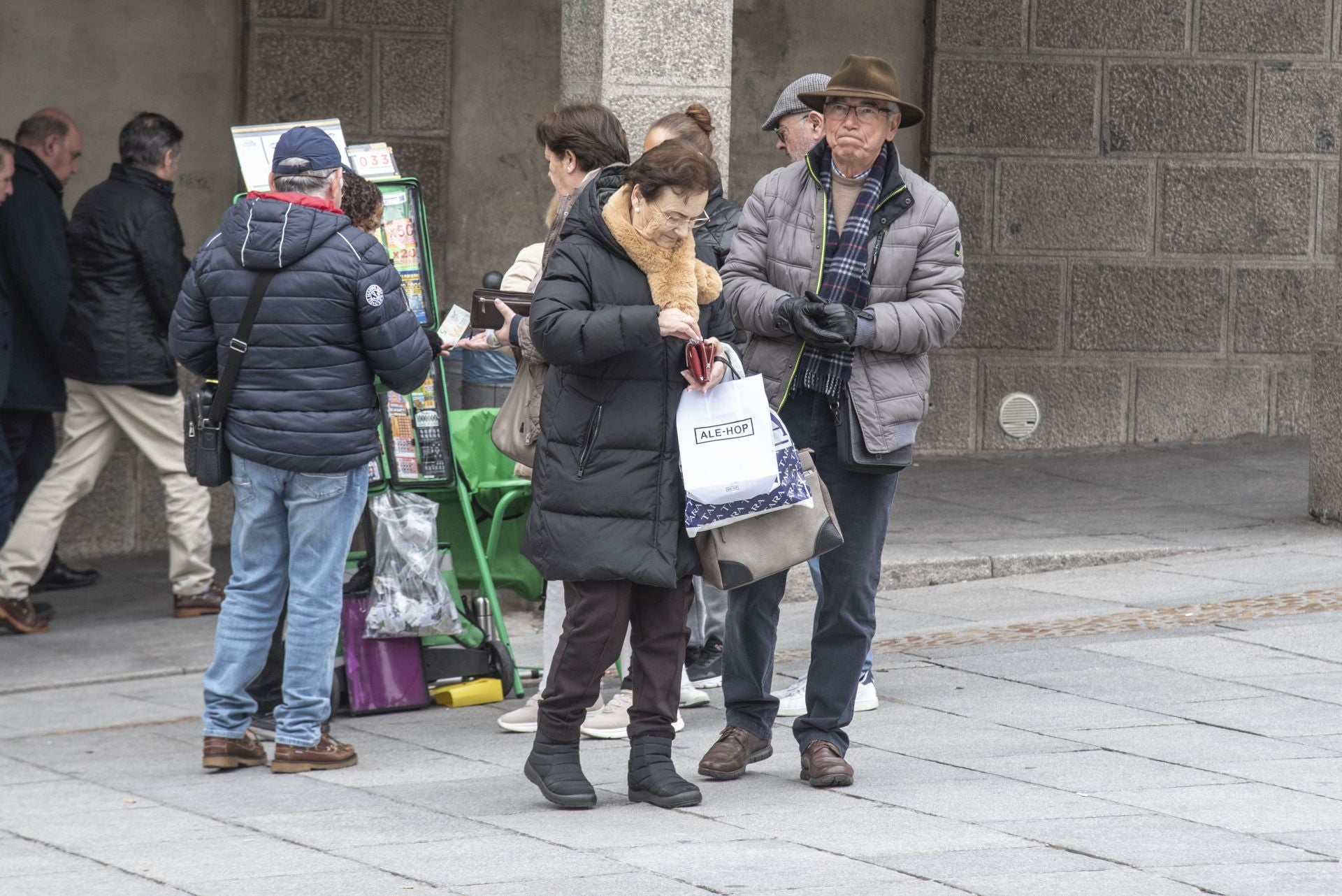 Abrigos, gorros, bufandas y guantes, imprescindibles en Segovia en los próximos días.