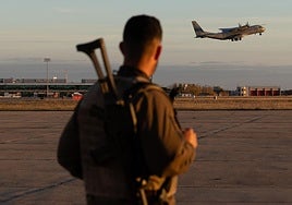 Un Airbus C-295 despega de la Base Áerea de Villanubla hacia la de Zaragoza para cargar más material militar, durante las maniobras de la BRIPAC de este miércoles.