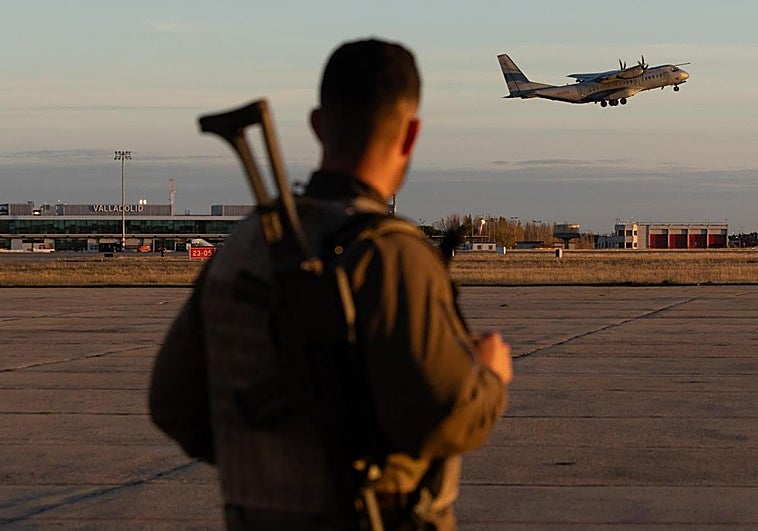 Un Airbus C-295 despega de la Base Áerea de Villanubla hacia la de Zaragoza para cargar más material militar, durante las maniobras de la BRIPAC de este miércoles.
