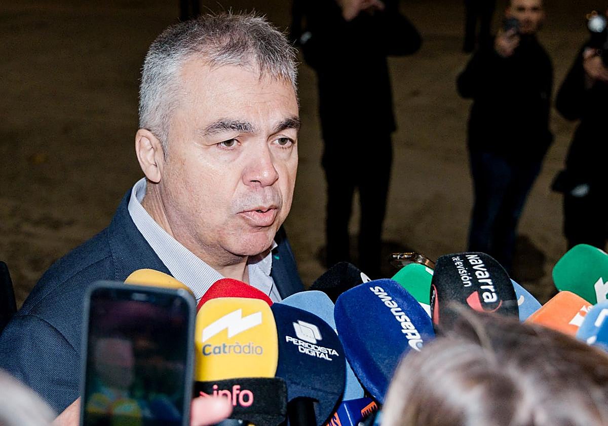El exsecretario de organización del PSOE, Santos Cerdán atiende a los medios a su salida de la prisión de Soto del Real.