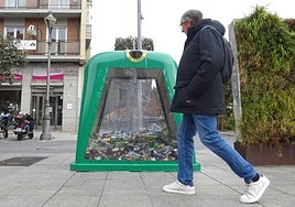 El contenedor de vidrio transparente instalado en Portugalete.
