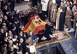 Entierro de Franco en la basílica del Valle de los Caídos, el 23 de noviembre de 1975.