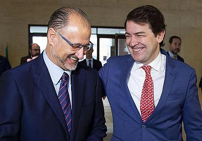 Luis Fuentes, cuando era presidente de las Cortes por Ciudadanos, con Alfonso Fernández Mañueco.