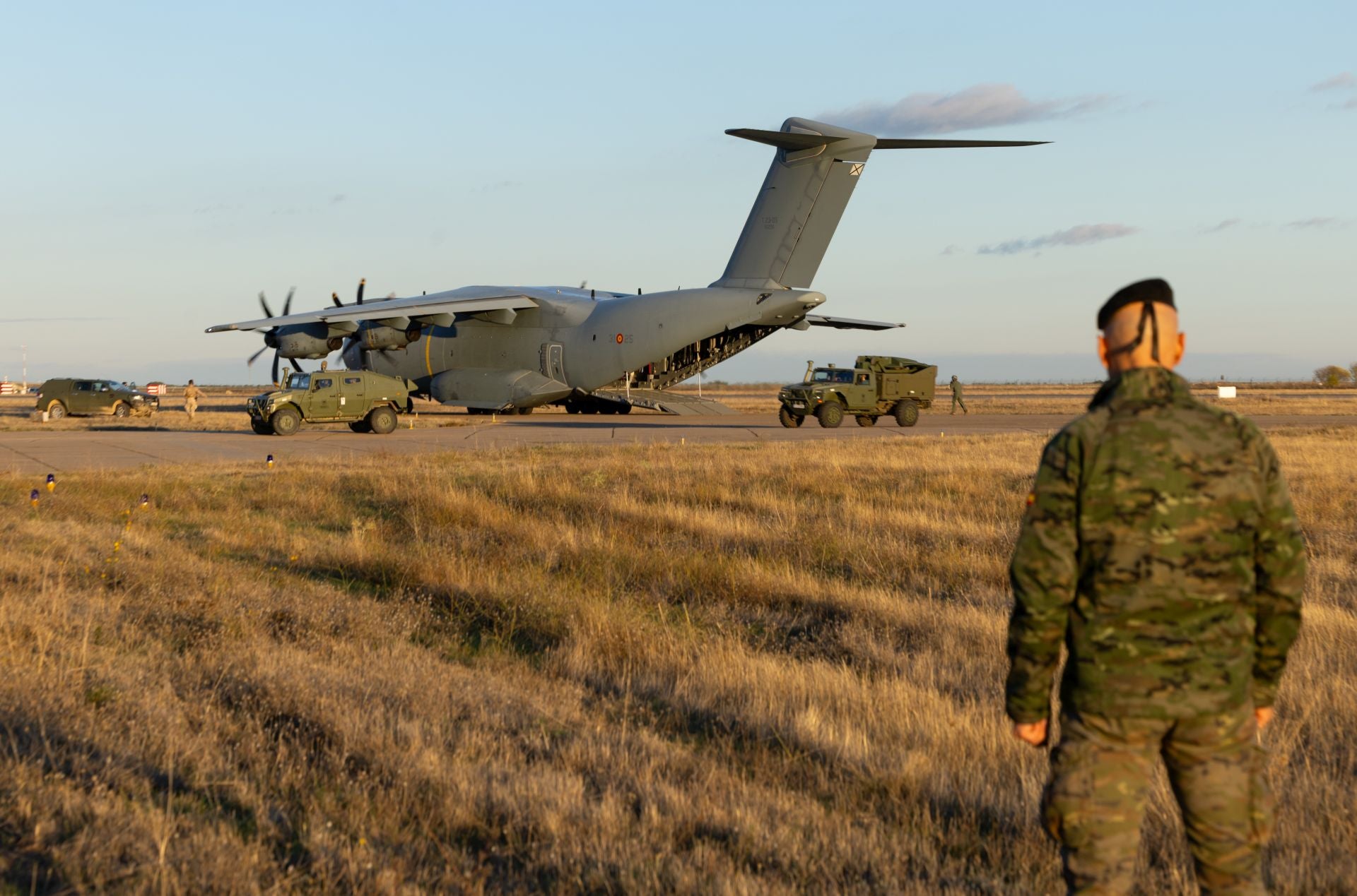 Maniobras paracaidistas en Villanubla