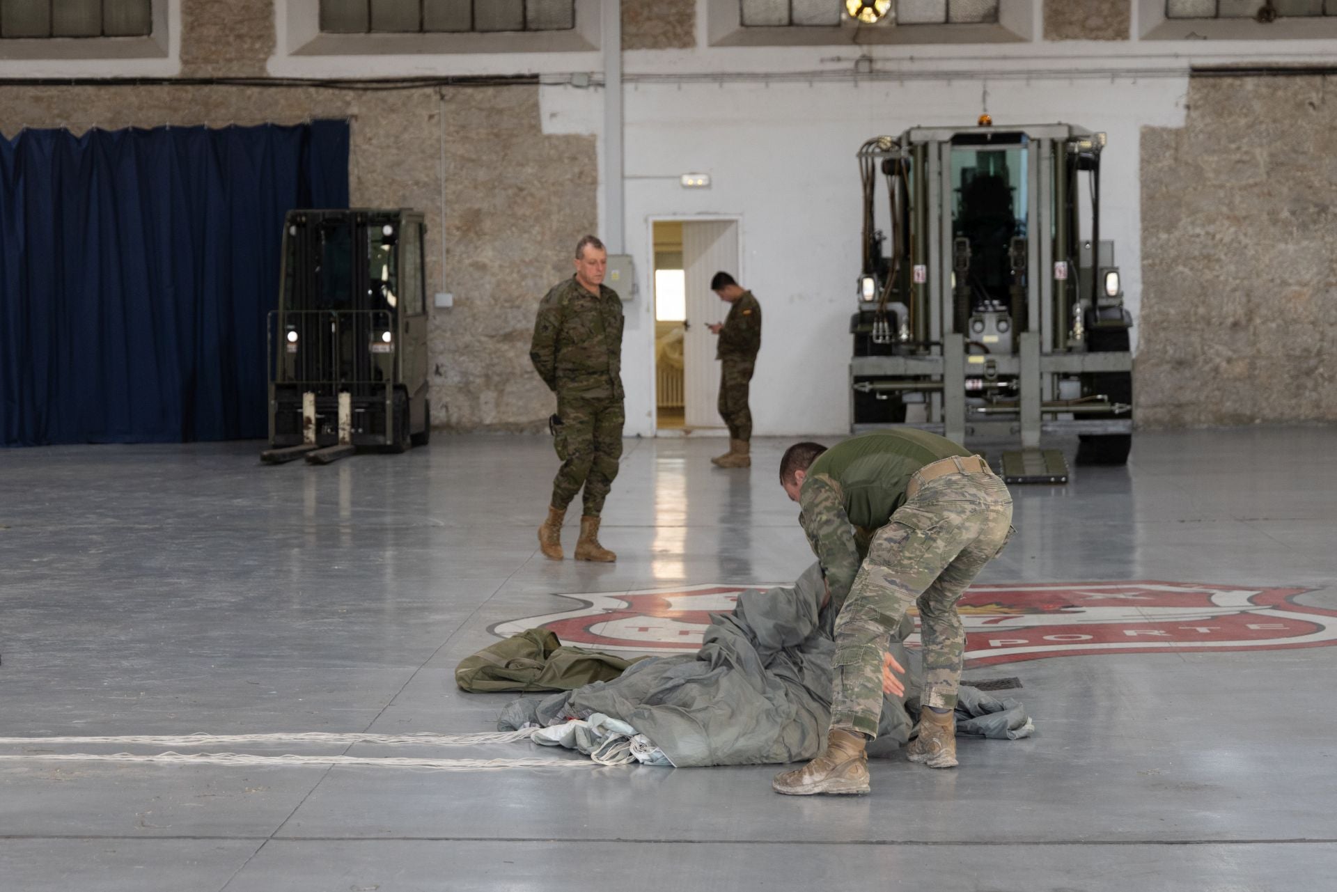 Maniobras paracaidistas en Villanubla