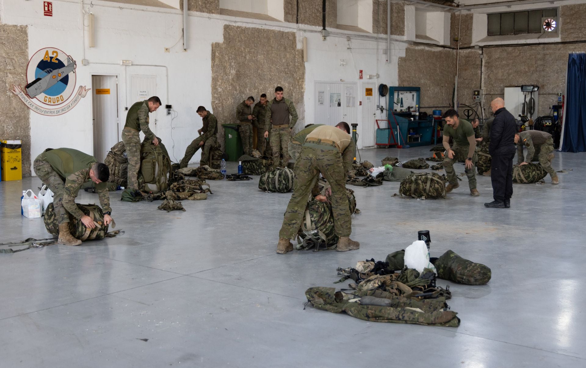 Maniobras paracaidistas en Villanubla